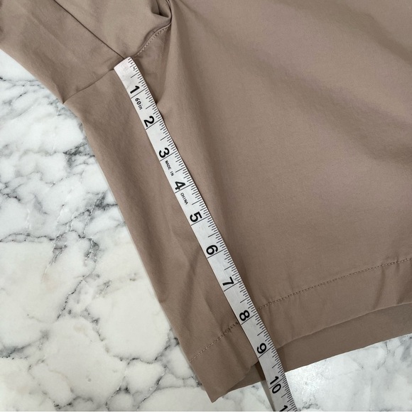 Vineyard Vines 9” On the Go Men's Shorts in Khaki Golf Performance Active 42B - Picture 4 of 7